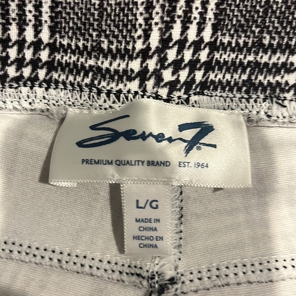 Seven pull on legging black and white plaid or houndstooth. Size large - Picture 3 of 7
